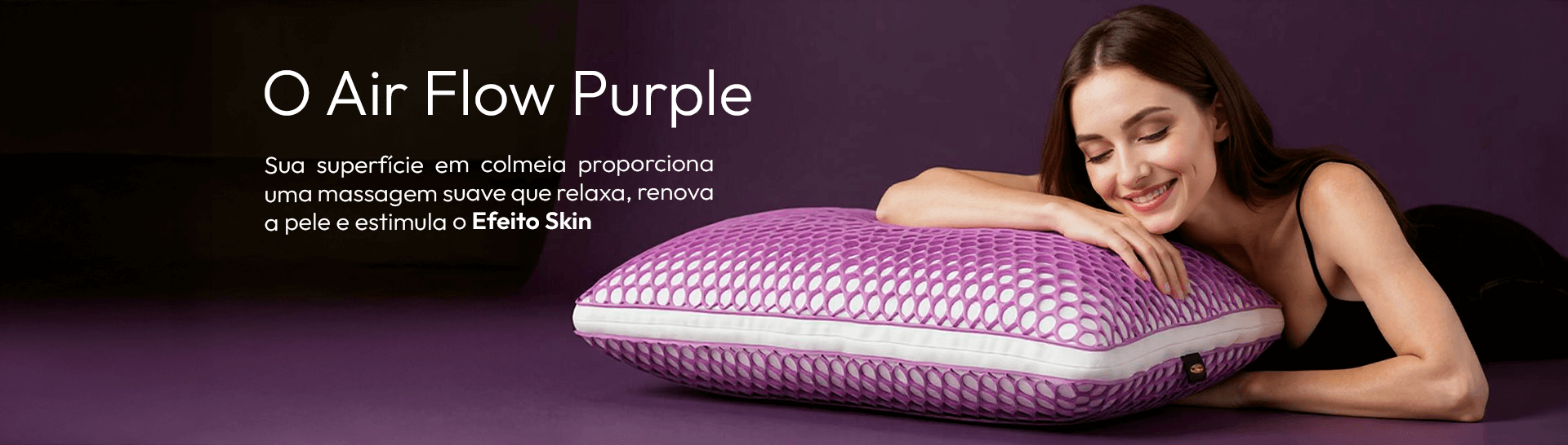 Banner travesseiro purple com moça abraçada ao travesseiro
